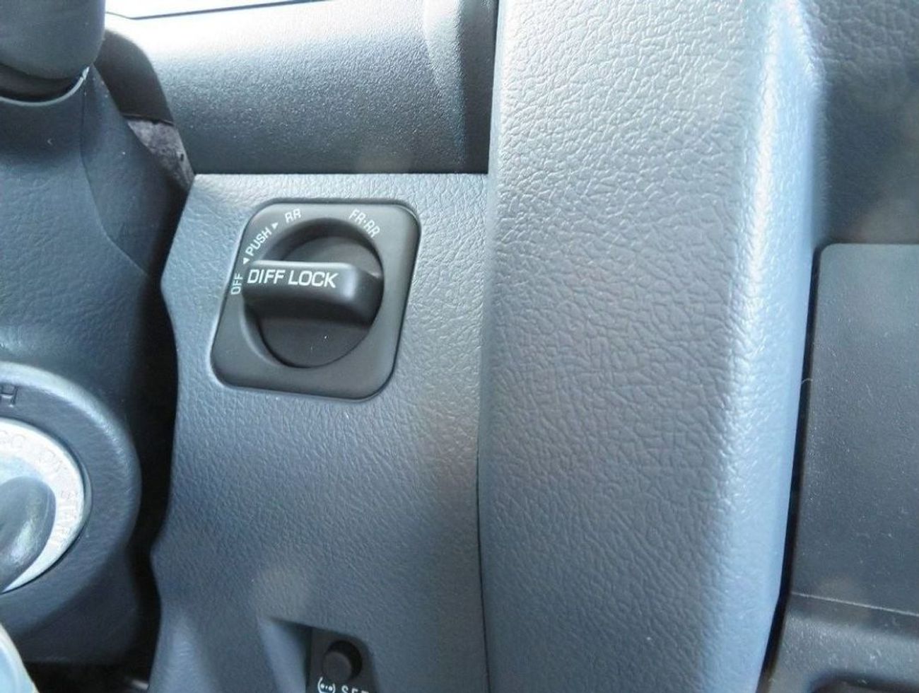 تويوتا لاند كروزر بيك آب 79 V6 Petrol Automatic Transmission 2024YM