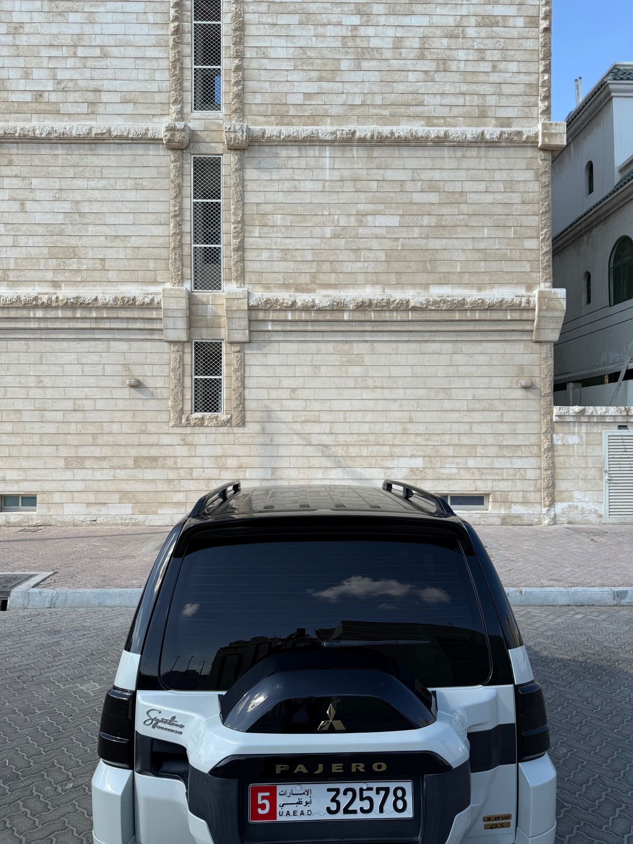 ميتسوبيشي باجيرو Signature