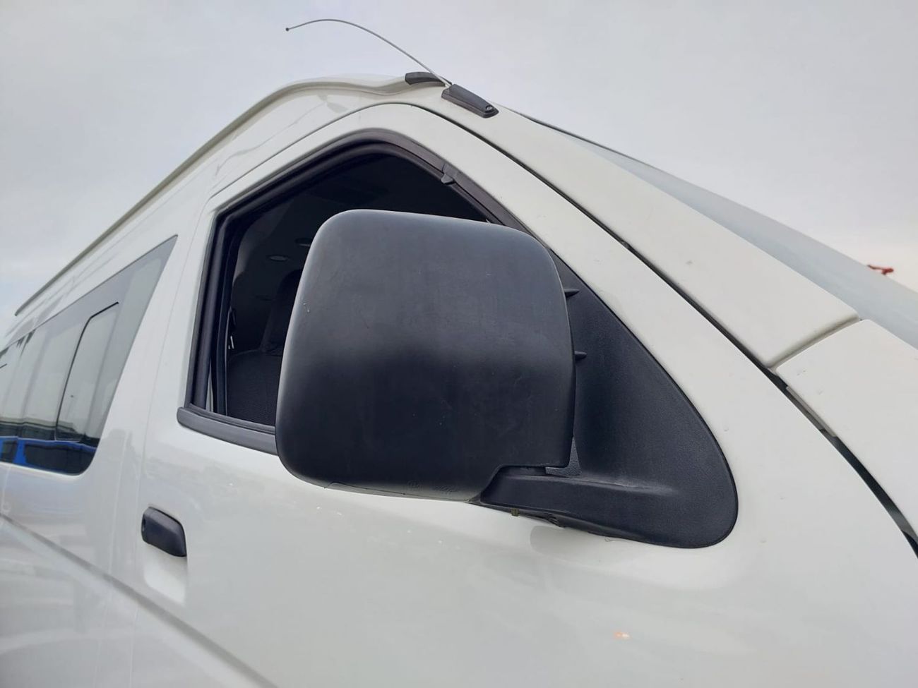 تويوتا هاياس (RAMADAN OFFER) TOYOTA HIACE COMMUTER VAN RHD 2016 MODEL 2.5 L DIESEL MANUAL(PM61244)