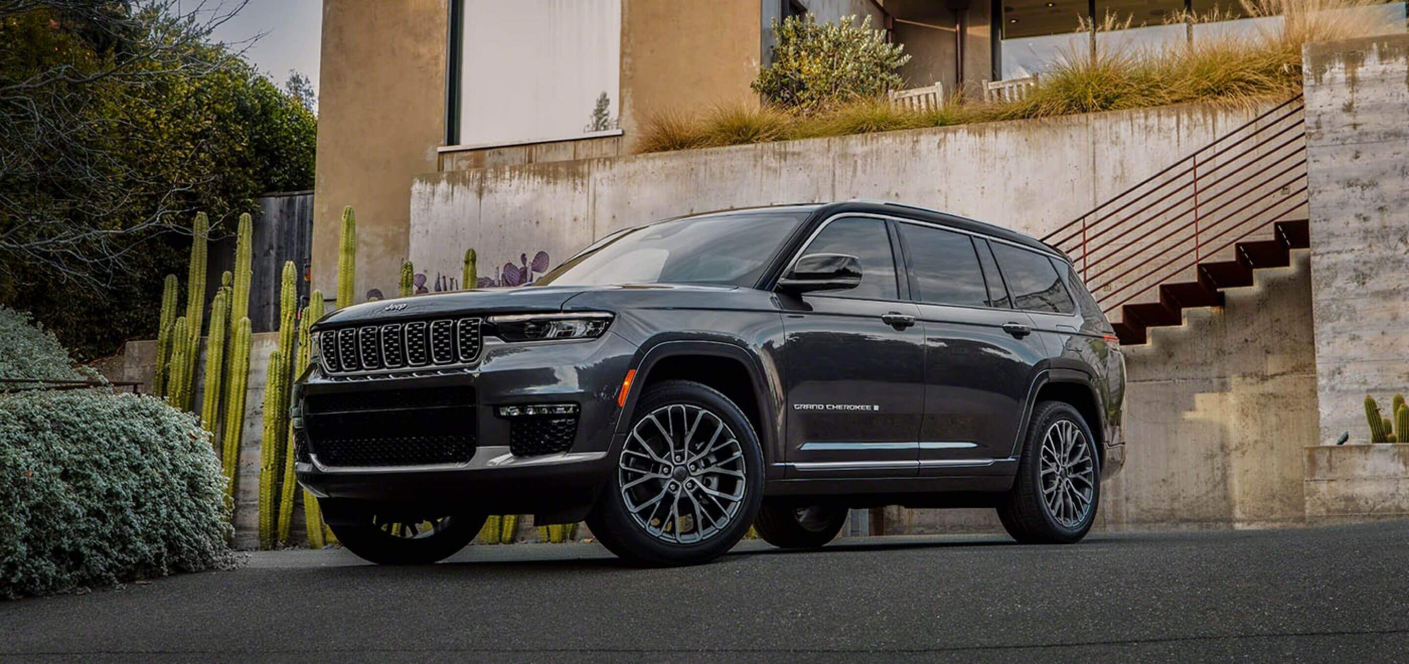 Jeep Grand Cherokee exterior - Front Left Angled