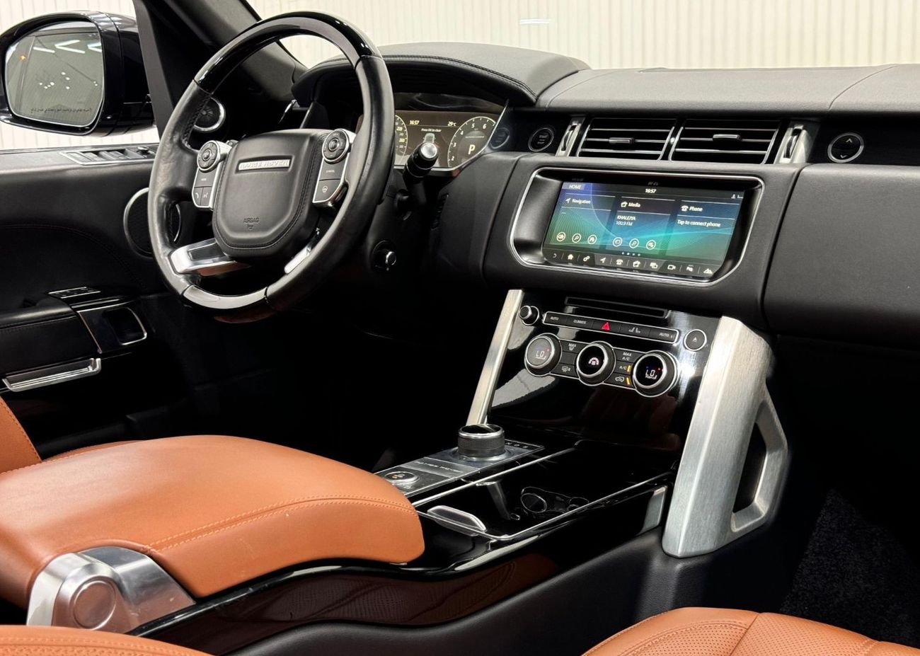 Land Rover Range Rover 2017 Range Rover Vogue SE Supercharged, Warranty, Full Range Rover Service History, Full Option, GCC