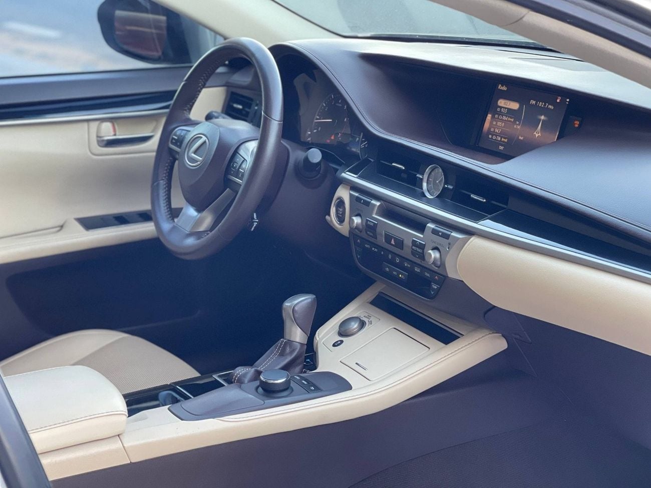 لكزس ES 350 3.5 V6 /PLATINUM COLOR / SCREEN /COOLING AND HEATING SEATS  / IN PERFECT CONDITION