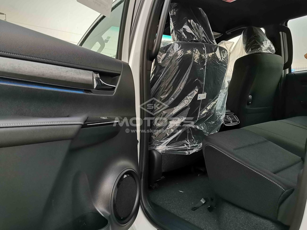 Toyota Hilux 2.8L DIESEL, 18" ALLOY RIMS, 4WD, REAR CAMERA, CONSOLE BOX (CODE # THDC01)