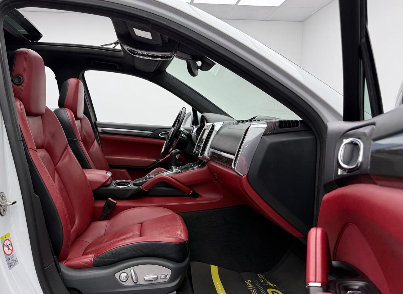 Porsche Cayenne GTS 3.6L 2016 Porsche Cayenne GTS, Carbon Fiber Interior, Fully Loaded, Excellent Condition, GCC