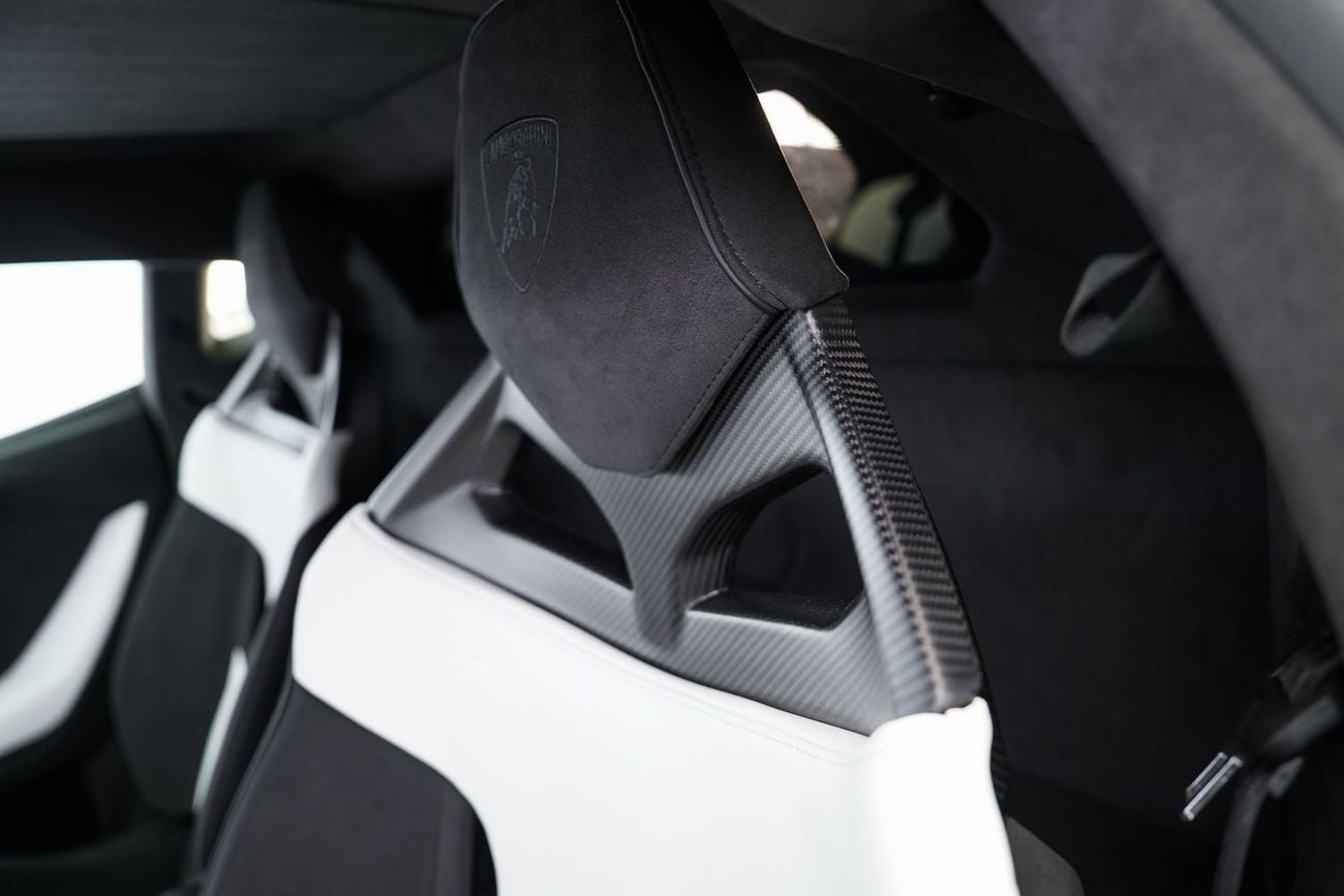 لامبورغيني ريفويلتو 6.5L V12 Hybrid