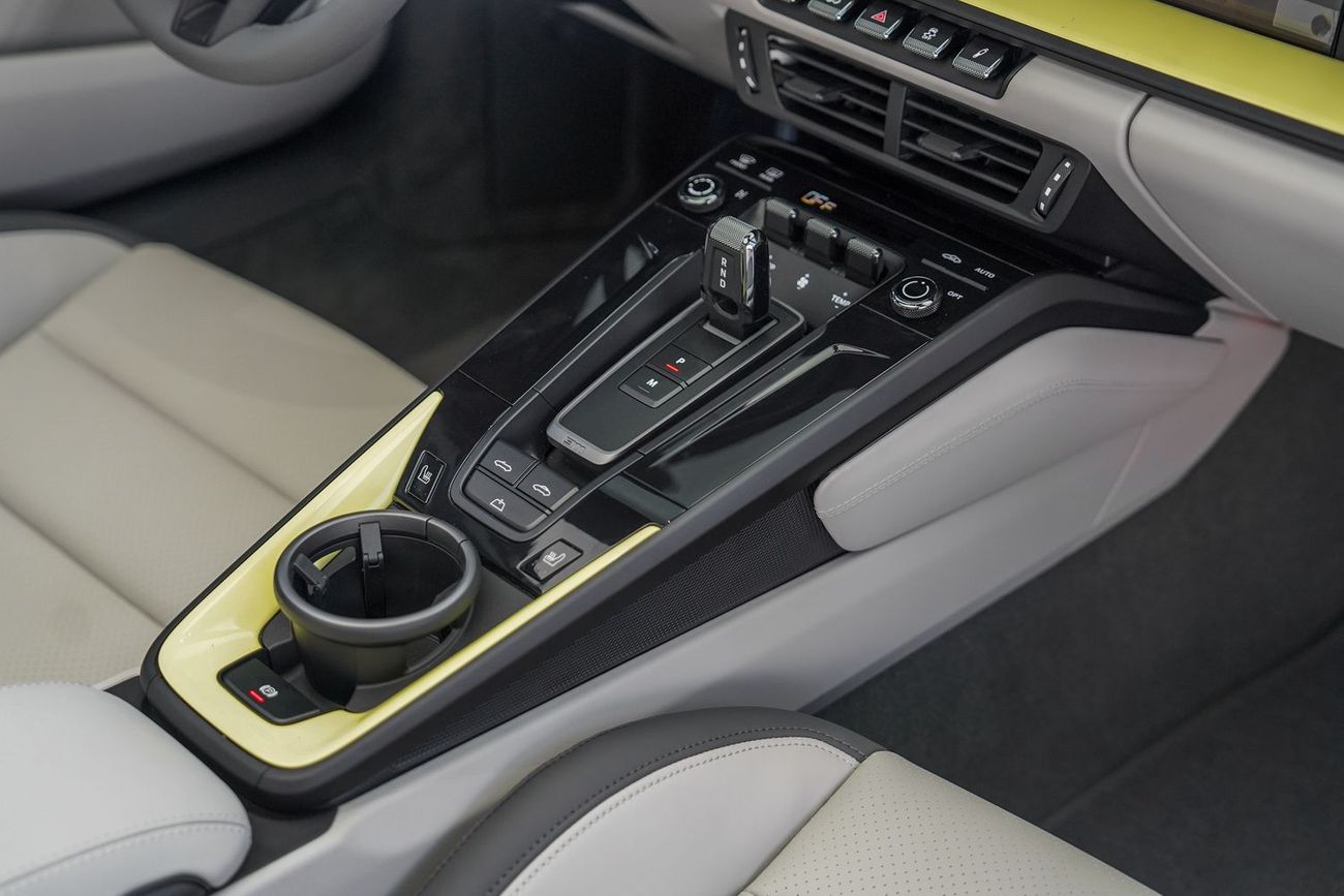 بورش 911 Carrera GTS 3.0L (450 HP) Convertible