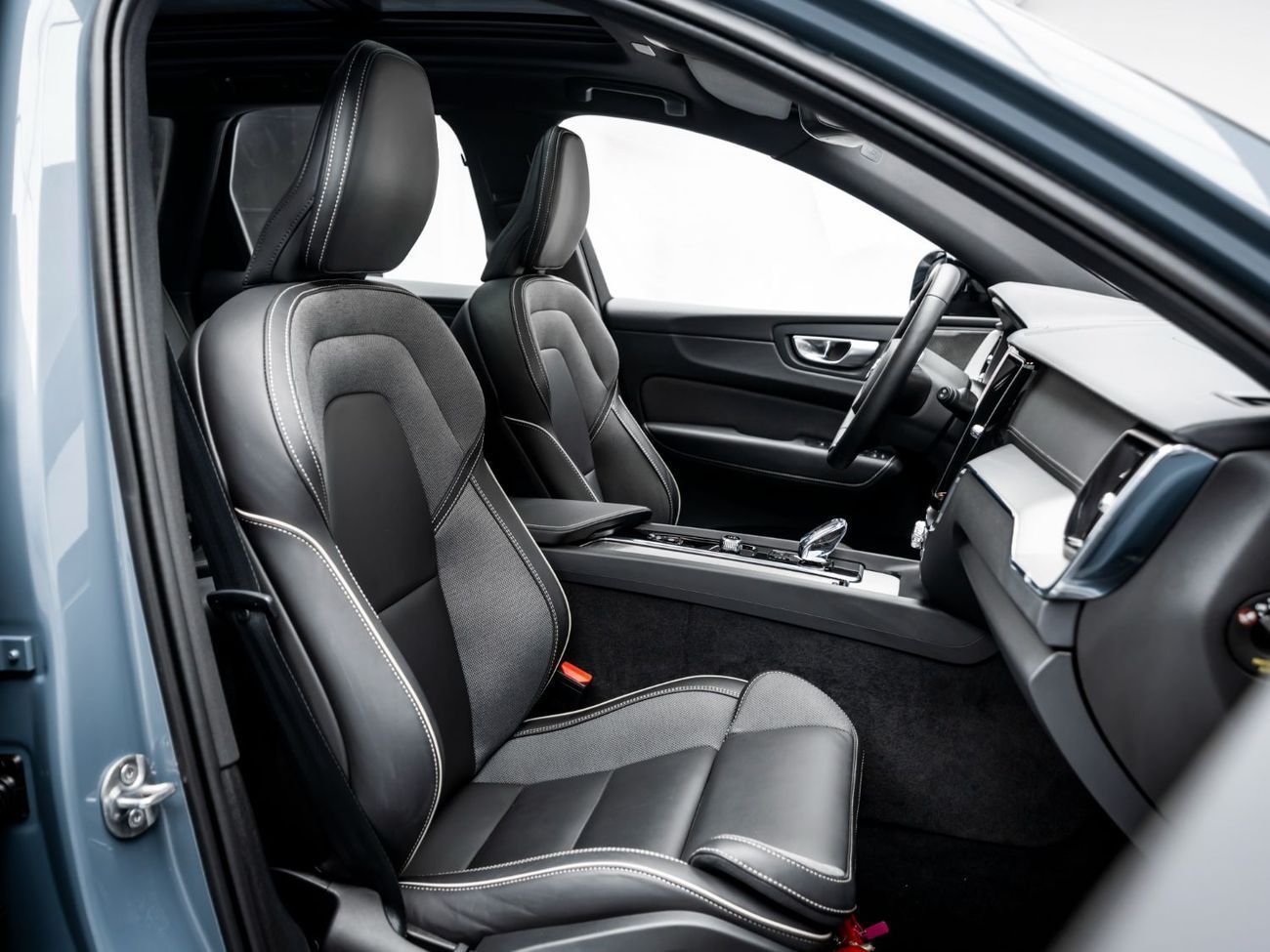 Volvo XC60 B5 2.0T Powertrain 2024 Volvo XC60 B5 Ultimate Dark, 2026 Volvo Warranty, Full Service History, Low