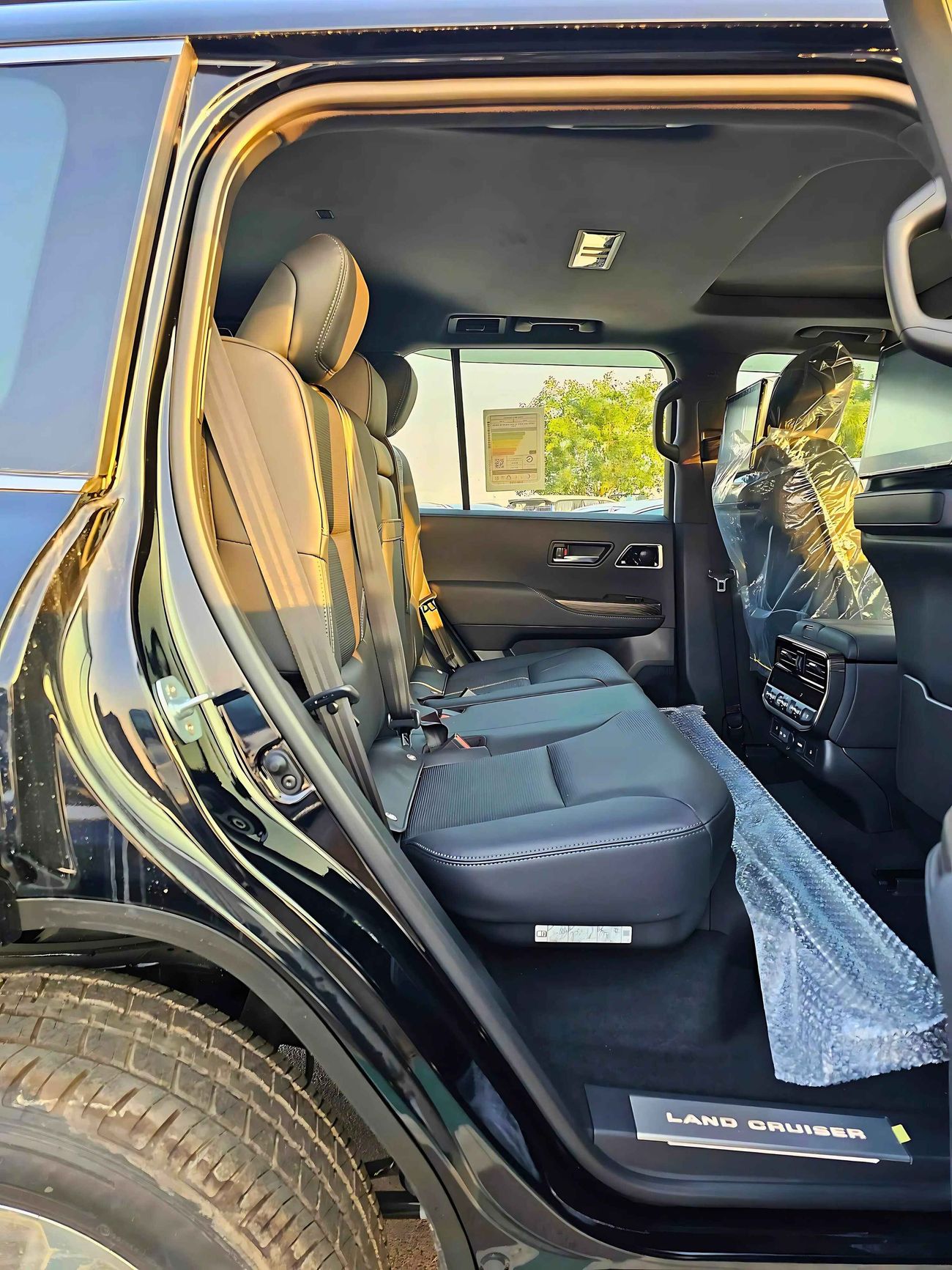 تويوتا لاند كروزر VX / LC300 VX / 4.0L PETROL / BIG DVD / JBL SPEAKERS / SUNROOF / FULL OPTION (CODE# VX)