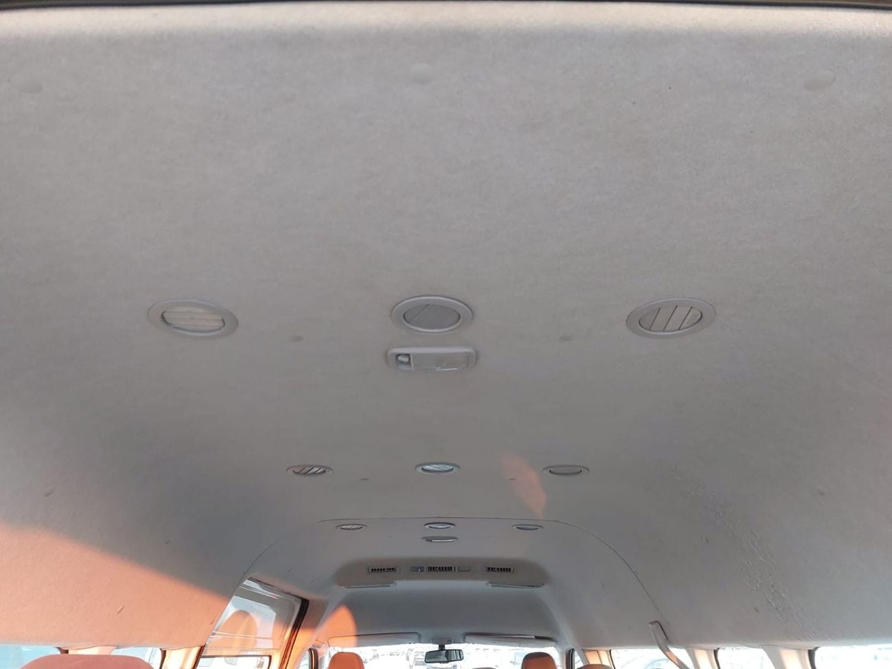 تويوتا هاياس TOYOTA HIACE COMMUTER VAN RHD 2017 MODEL 3.0 L DIESEL AUTOMATIC(PM33049)