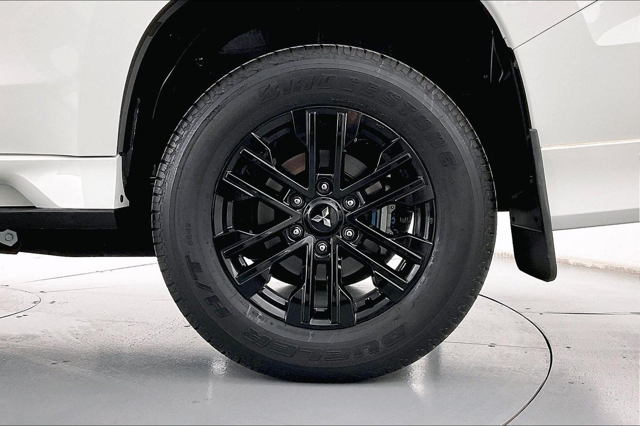 Mitsubishi Montero Signature | 1 year free warranty | 1.99% financing rate | Flood Free