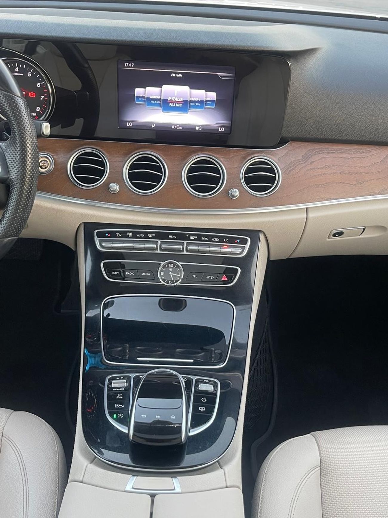Mercedes-Benz E200 Mercedes E 200 Gulf 2017 in excellent condition, fully equipped