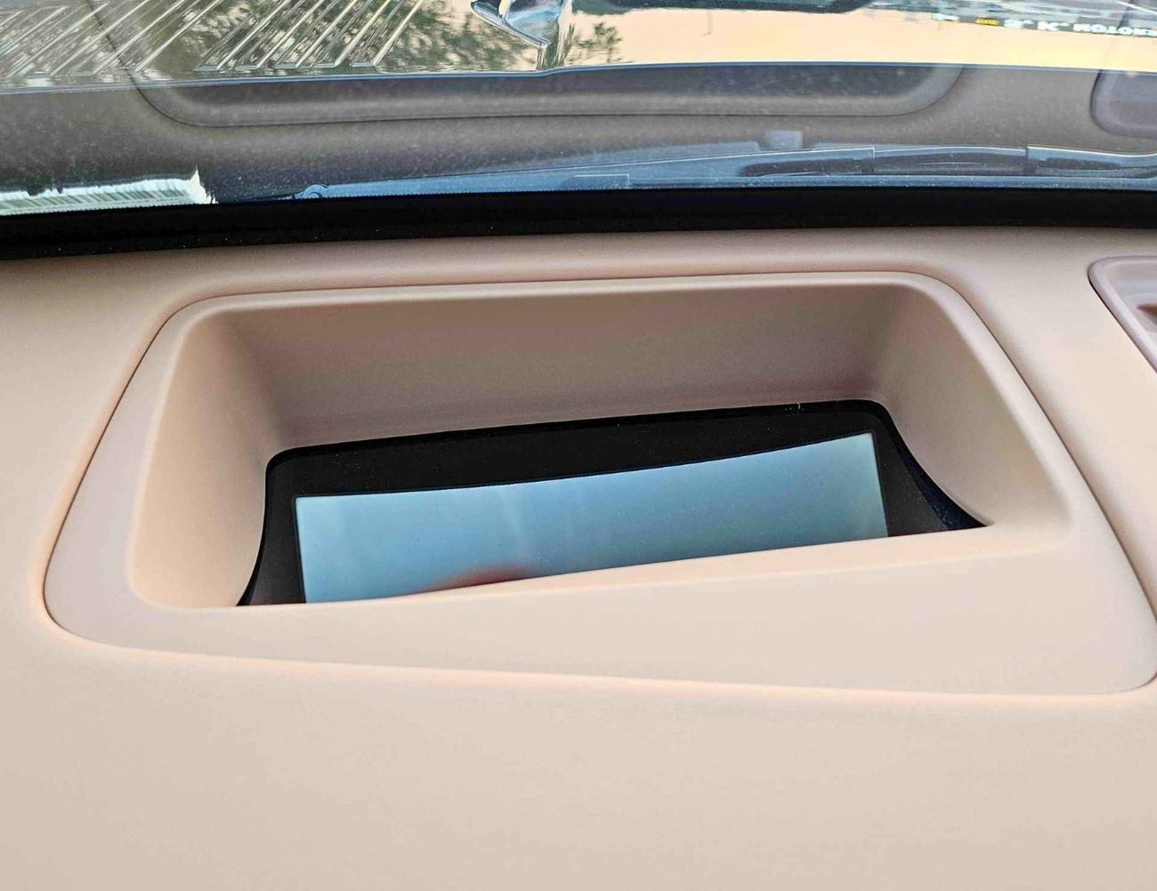 Dongfeng M Hero M817 HYBRID / 1.5L TURBO CHARGED / LARGE DISPLAY 15.6" TOUCHSCREEN / PANORAMIC ROOF (CODE#MH817H)