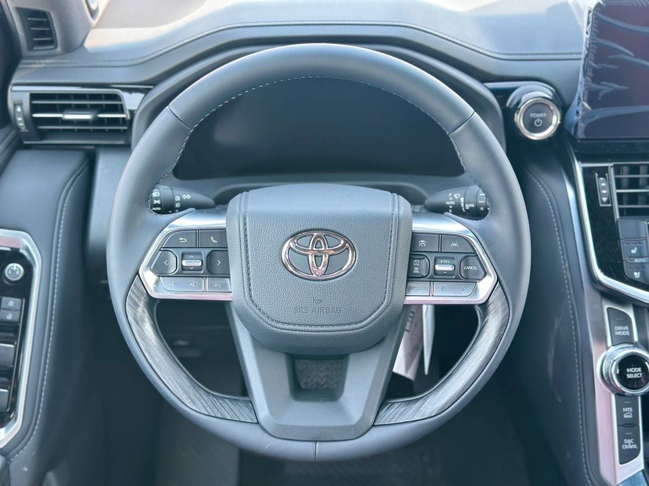 تويوتا لاند كروزر VXR 3.5 لتر هجينة أوتوماتيكية // كاملة المواصفات مع رادار، كاميرا 360 درجة، ذاكرة، مقاعد تدفئة وتبري