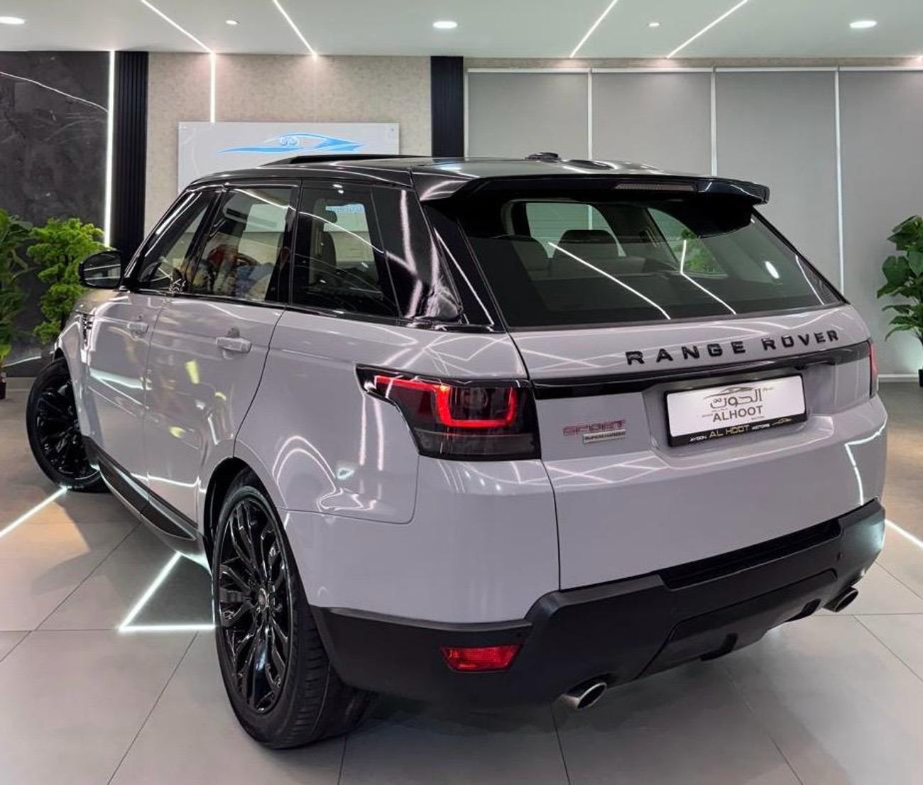 Land Rover Range Rover Sport Supercharged 5.0L ICONIC RANGE ROVER SPORT || STYLISH AND VERSATILE || GCC || PERFECT CONDITIONS ||