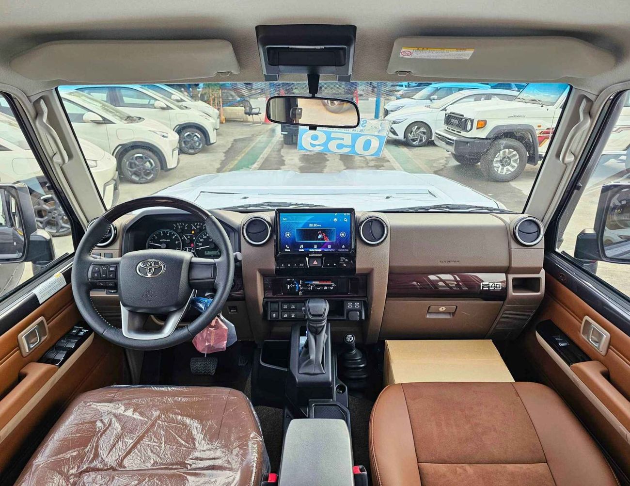 تويوتا لاند كروزر 70 LX LC76 / 4.0L PETROL A/T / DIFFLOCK / WINCH, SNORKEL / REFRIGERATOR / OVER FENDER (CODE # 76PAF)