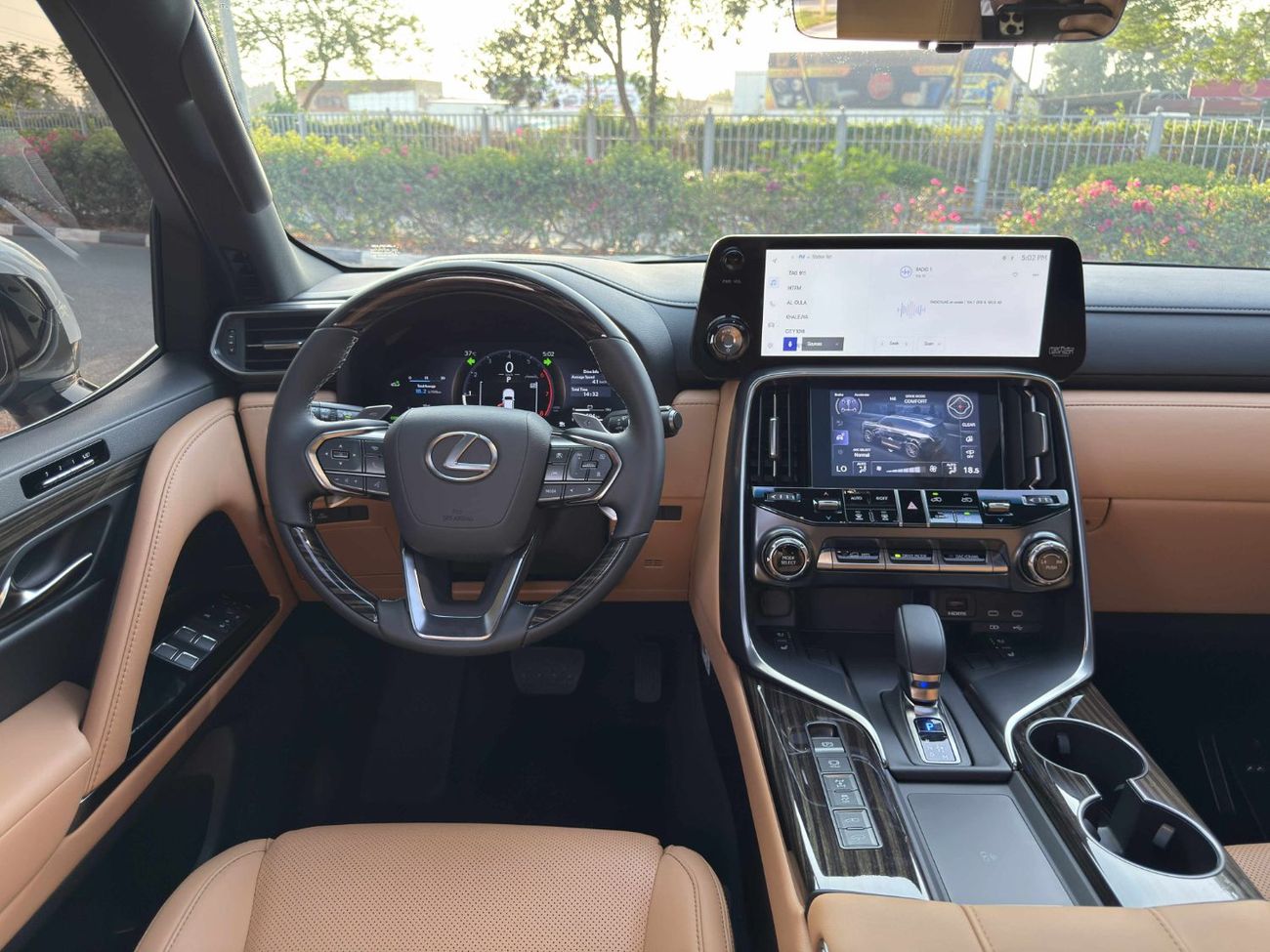 لكزس LX 700h Signature