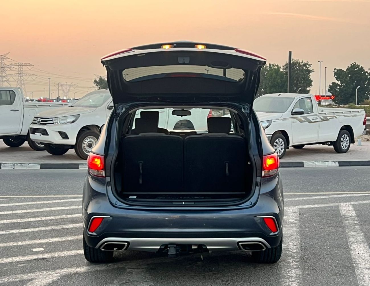 Hyundai Santa Fe 2019 Hyundai Santa Fe XL  - 3.3L V6 - Apple & Android Play - 7 Seater - 42000 Mileage - 41999 AED