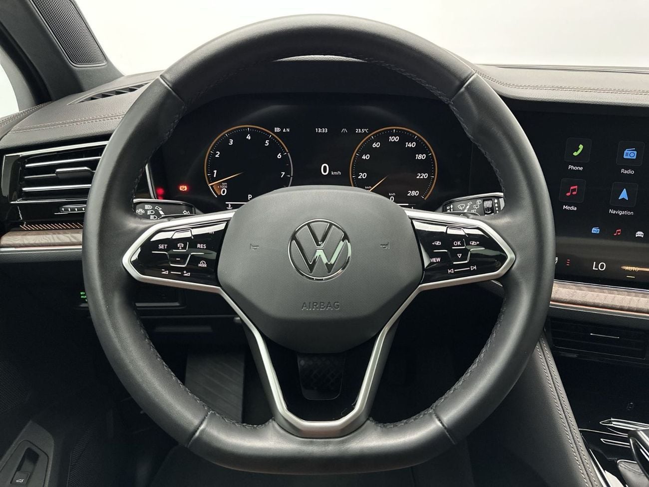 Volkswagen Touareg 3.0T TL (340 HP) Touareg Elegance (Ref#14657) / WAS 194,900 AED - NOW 189,900 AED