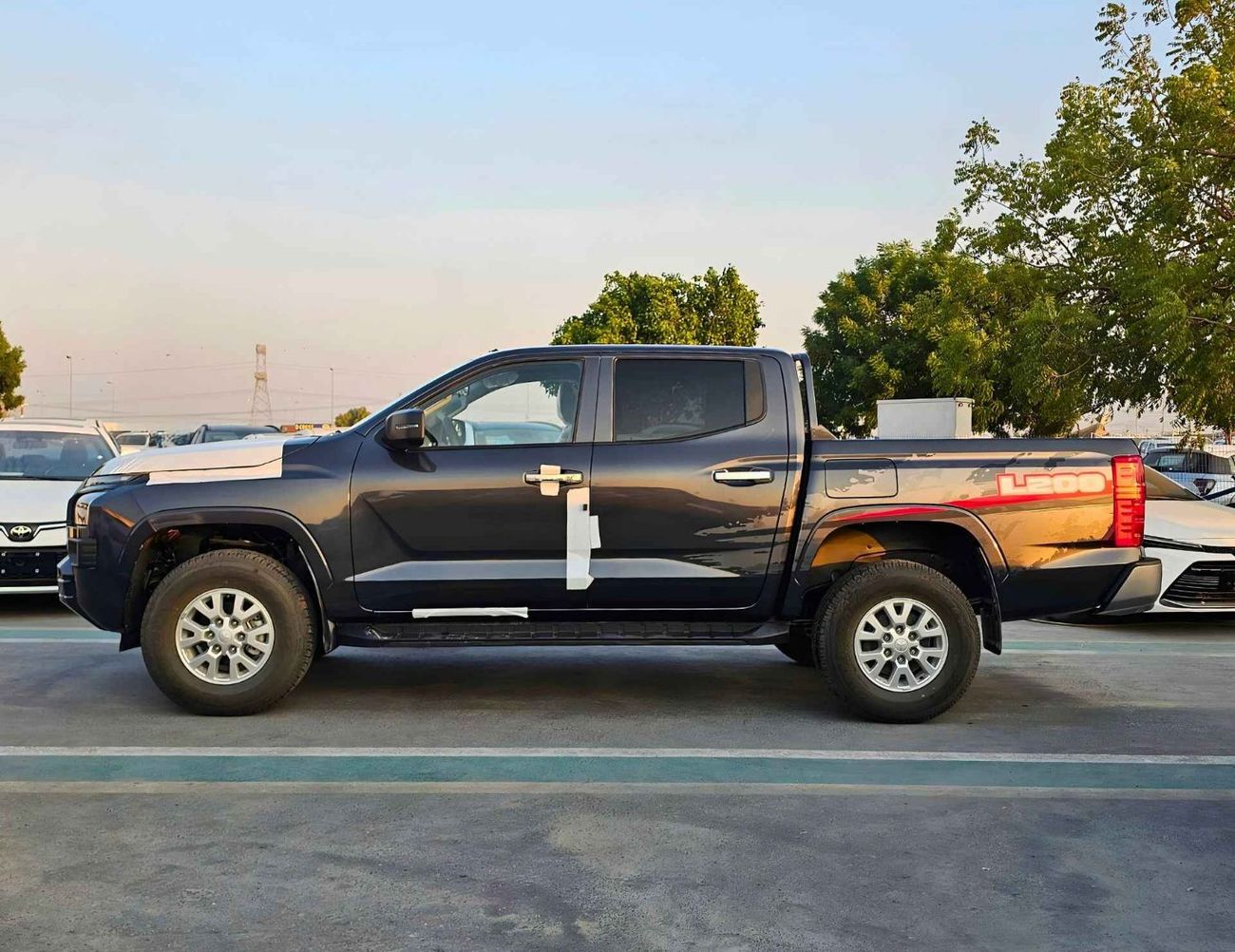 Mitsubishi L200 GLX / DOUBLE CABIN / 2.4L V4 PETROL / DVD CAMERA / ALLOY RIMS (CODE # GLXP)