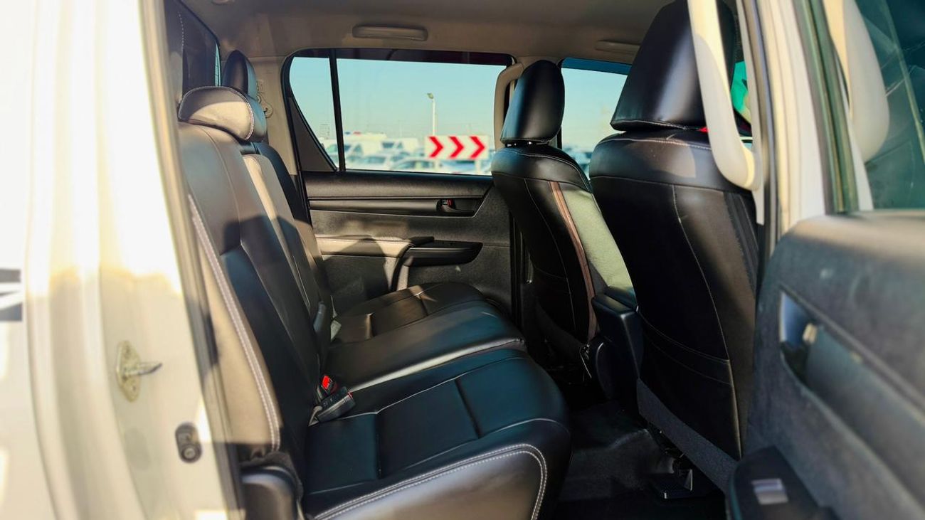 تويوتا هيلوكس 2019 | 2.8L DIESEL ENGINE | AT | RHD | ROOF RACK | SPORTS BAR | TOW HITCH | MULTIMEDIA SCREEN | PREM