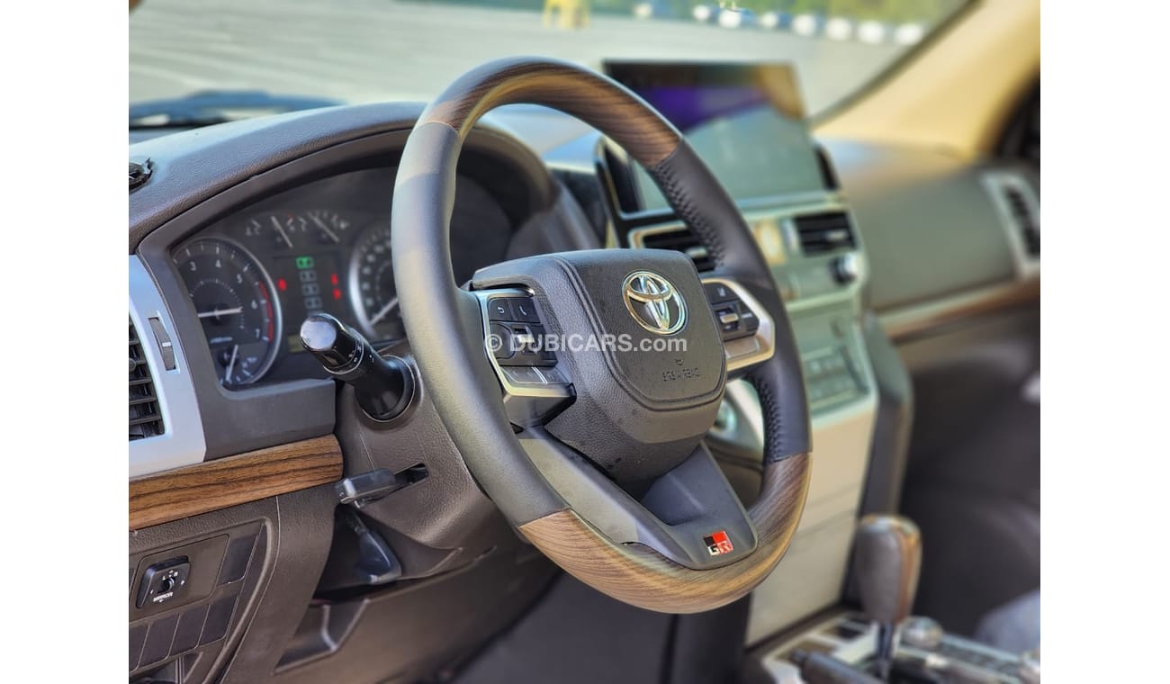 تويوتا لاند كروزر facelifted