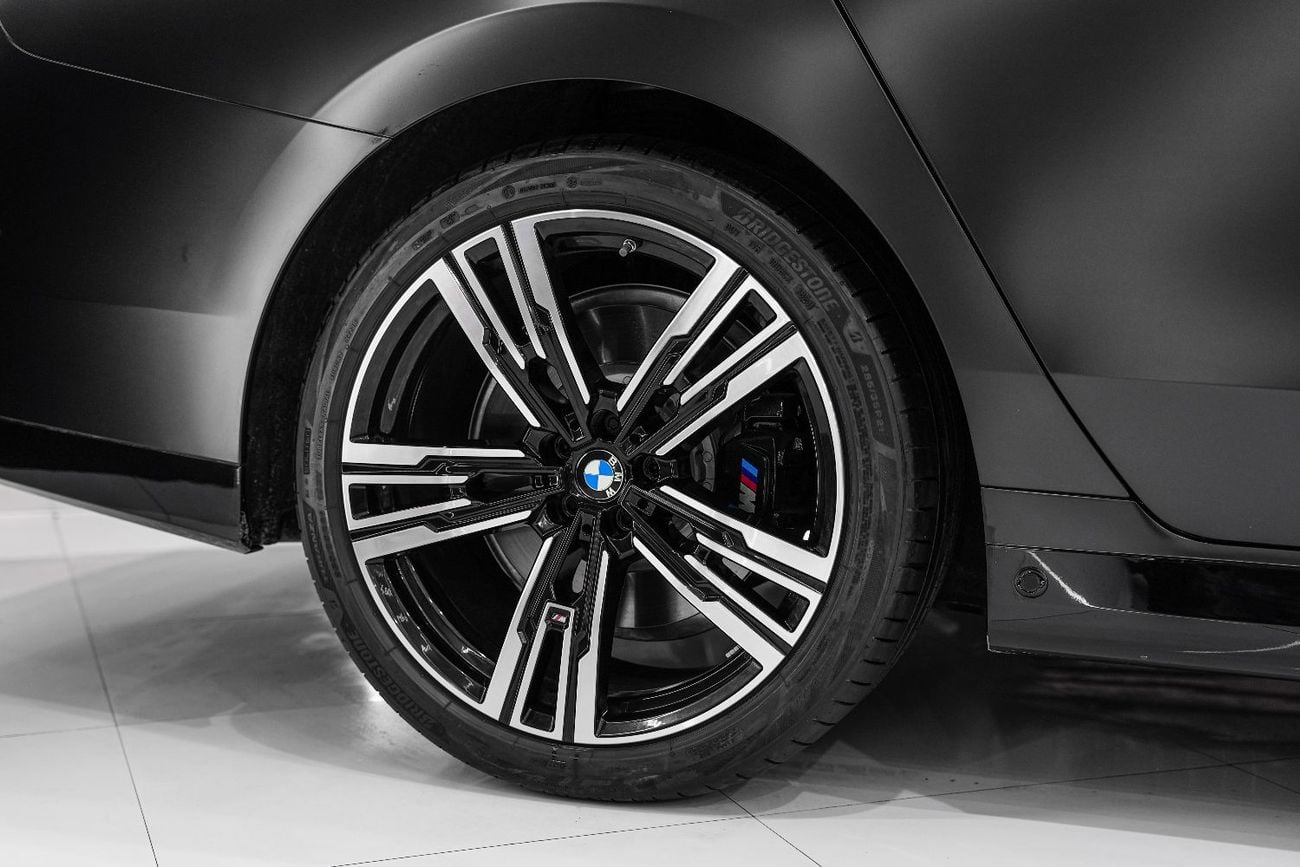 بي أم دبليو 735i M Sport Package, Executive Lounge, AGMC Warranty + Service!!