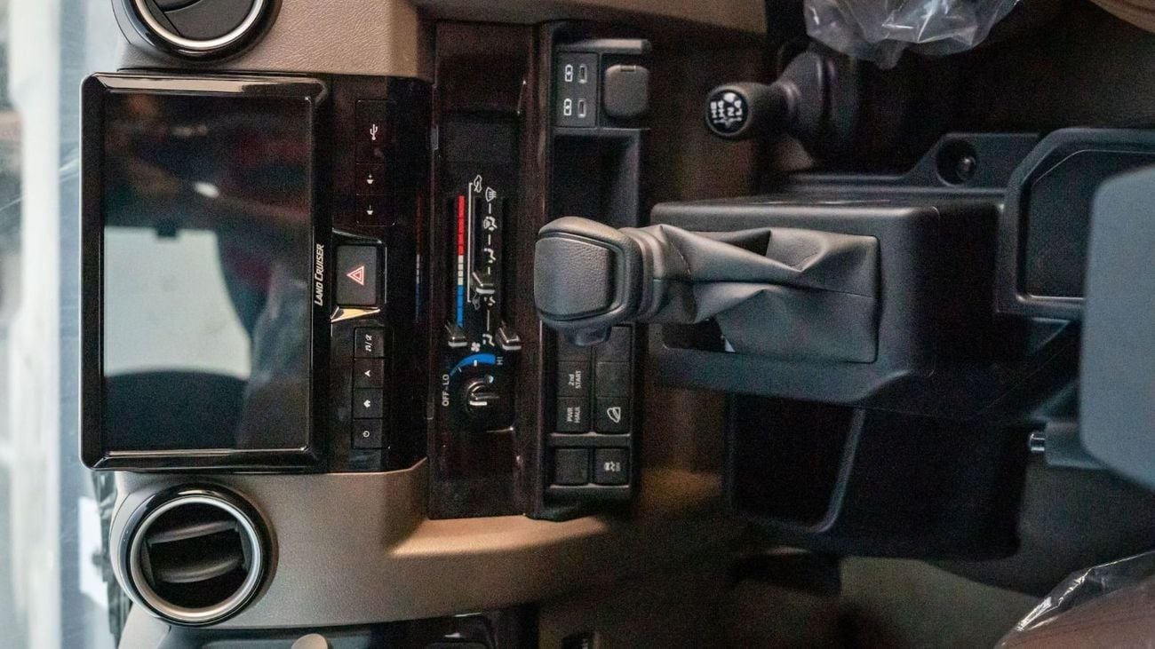 Toyota Land Cruiser Pick Up 79 DC V6 4.0L Petrol Z1 A/T 2025YM