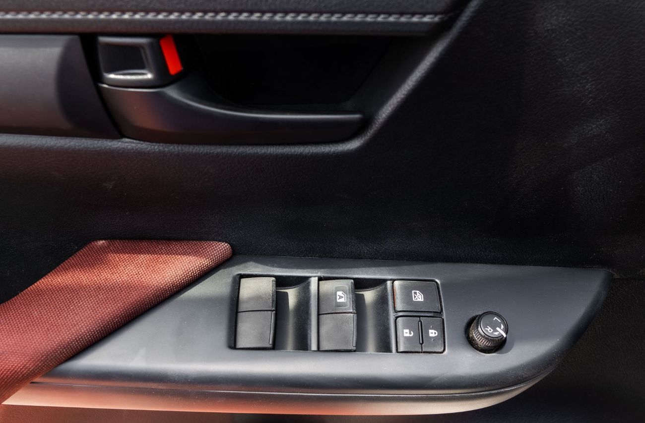 تويوتا هيلوكس 2025 Toyota Hilux DLX 2.7L AT Petrol (White)