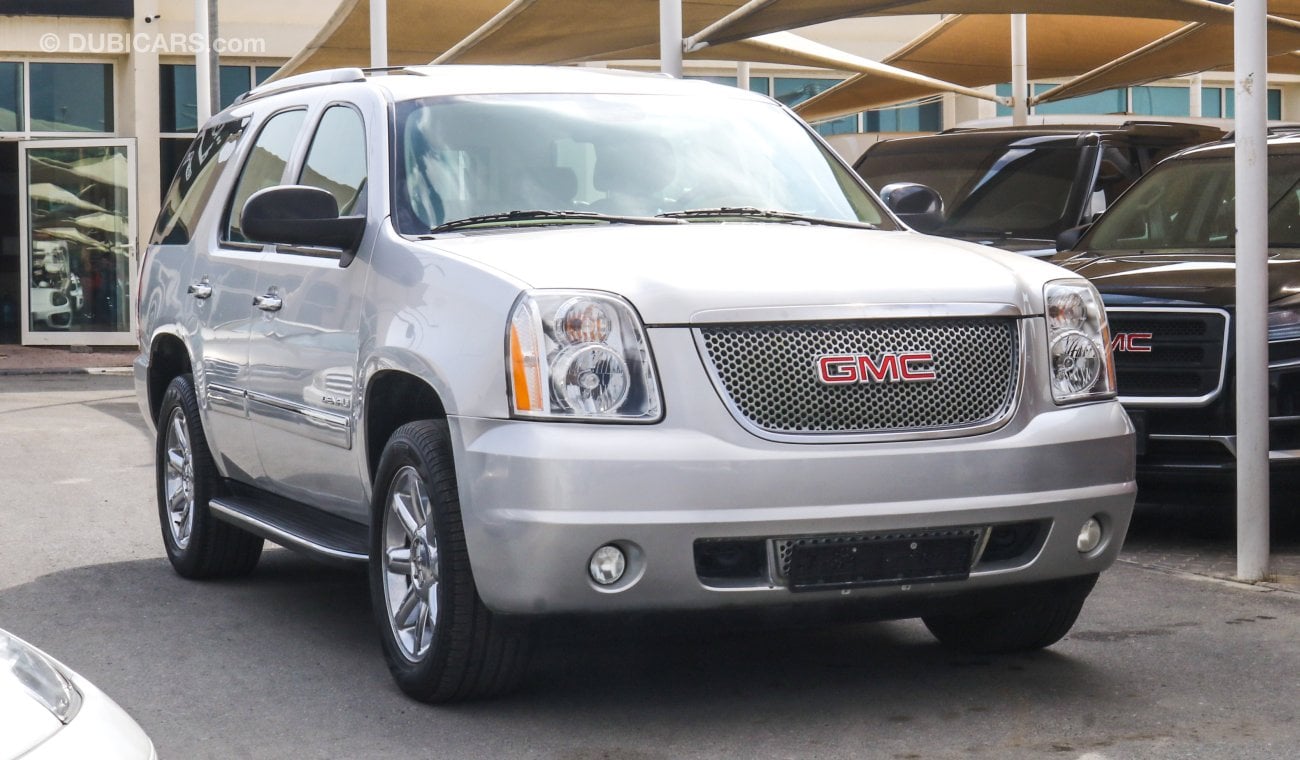 GMC Yukon GMC YOUKAN DENALI 2012 Gcc Specefecation Very Clean Inside And Out Side Without Accedent No Paint Fu