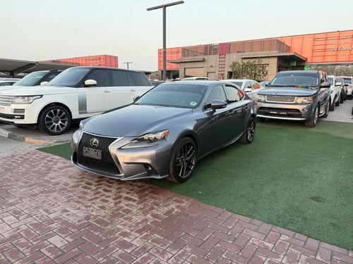 لكزس IS200t F SPORT محرك توربيني سعة 2.0 لتر ينتج قوة 241 حصانًا