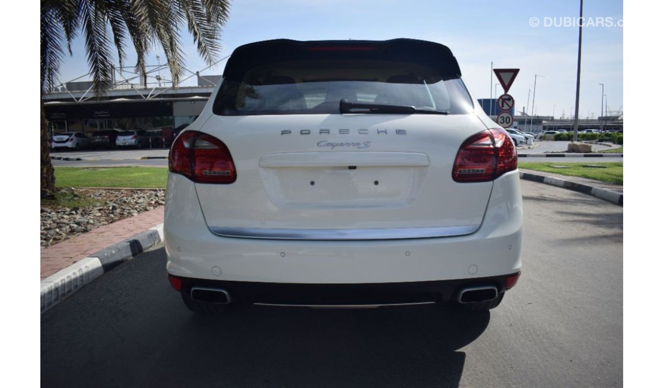 Porsche Cayenne S 2011 GCC SPECS REAR ENTERTAINMENT