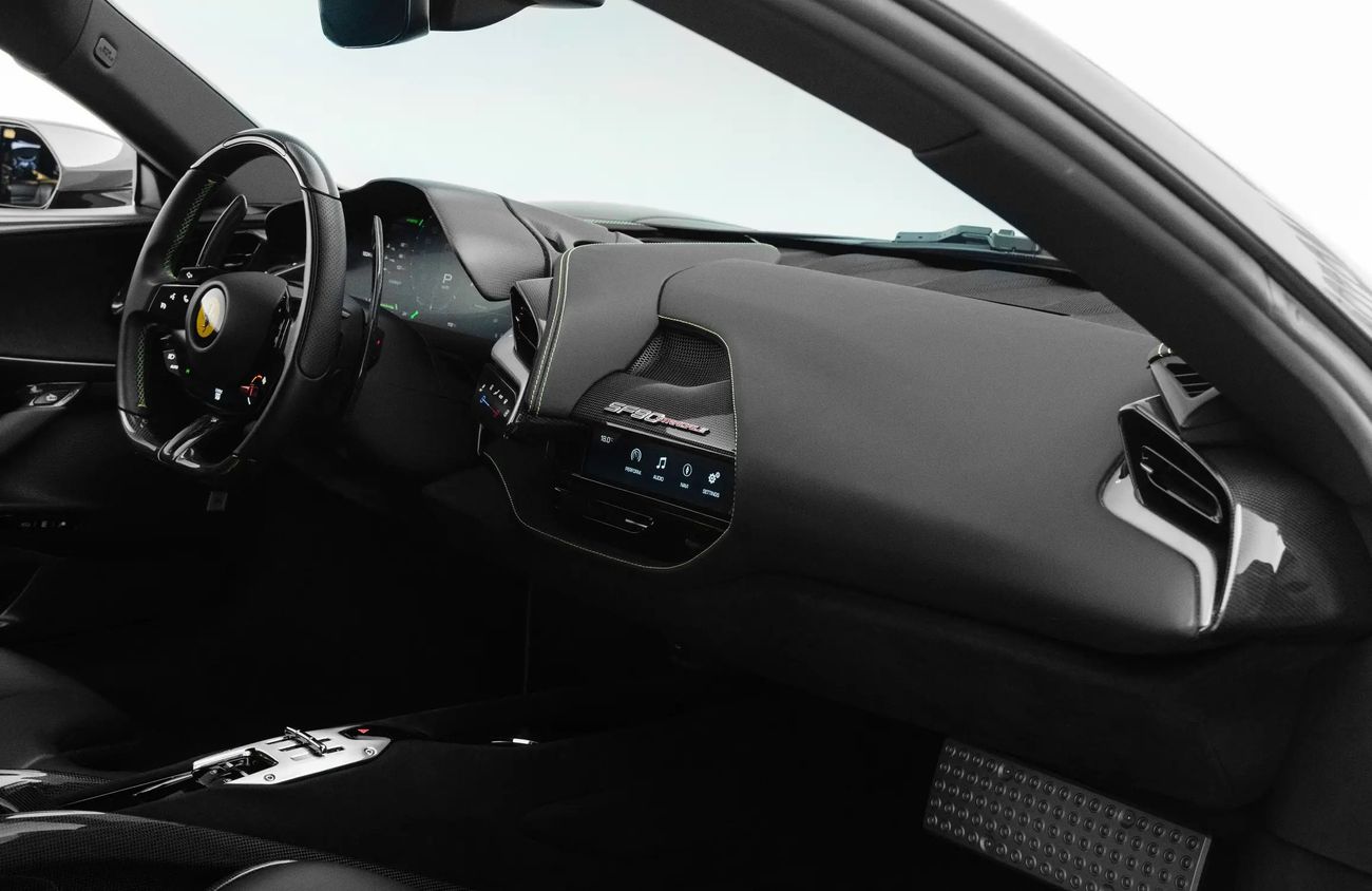 فيراري SF90 ستراديل 4.0L V8 Twin-Turbocharged Engine + eMotor