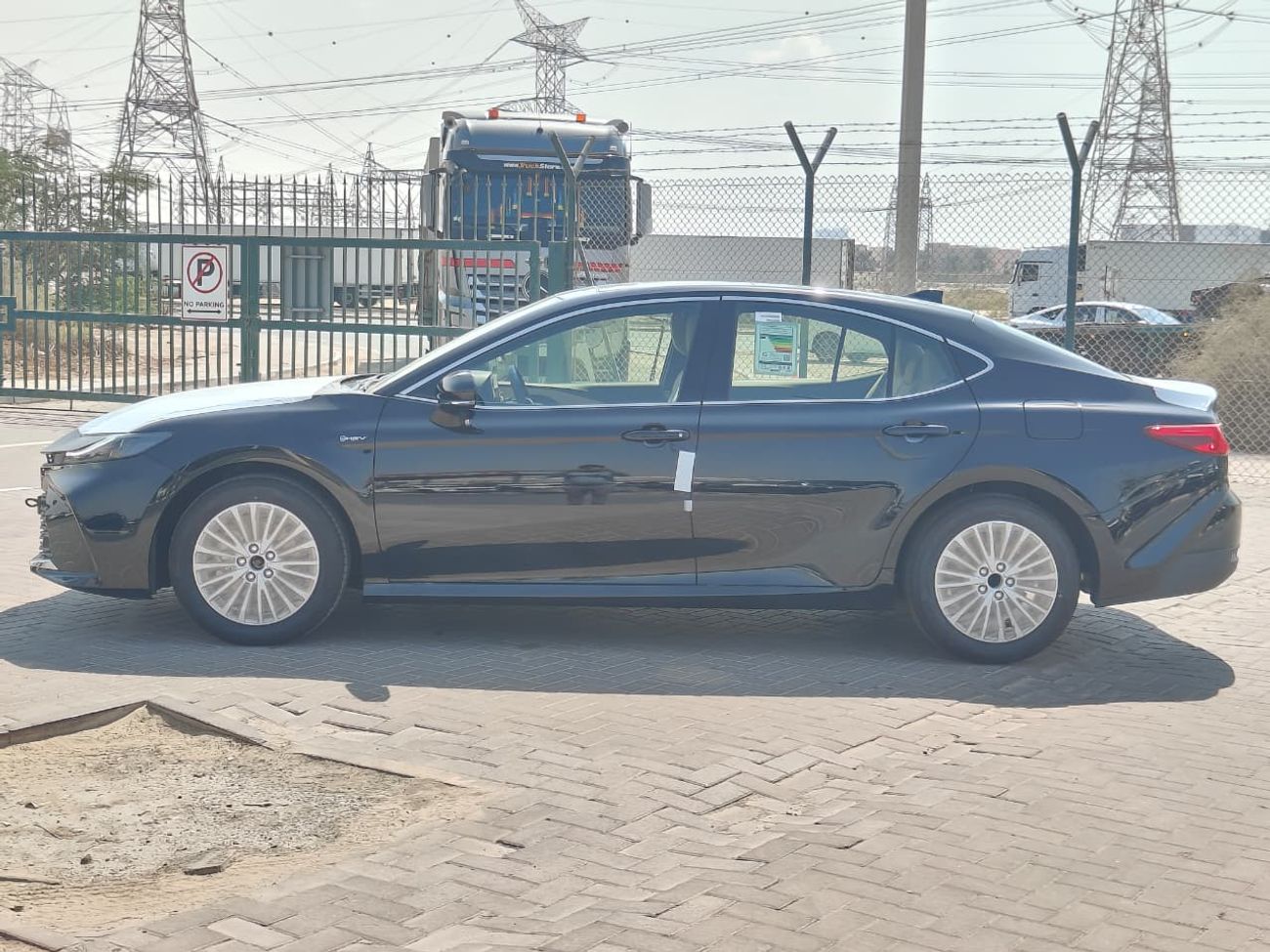 Toyota Camry 2025 Toyota Camry LE with Panoramic Roof 2.5L 4-Cyl Hybrid A/T FWD Export Only