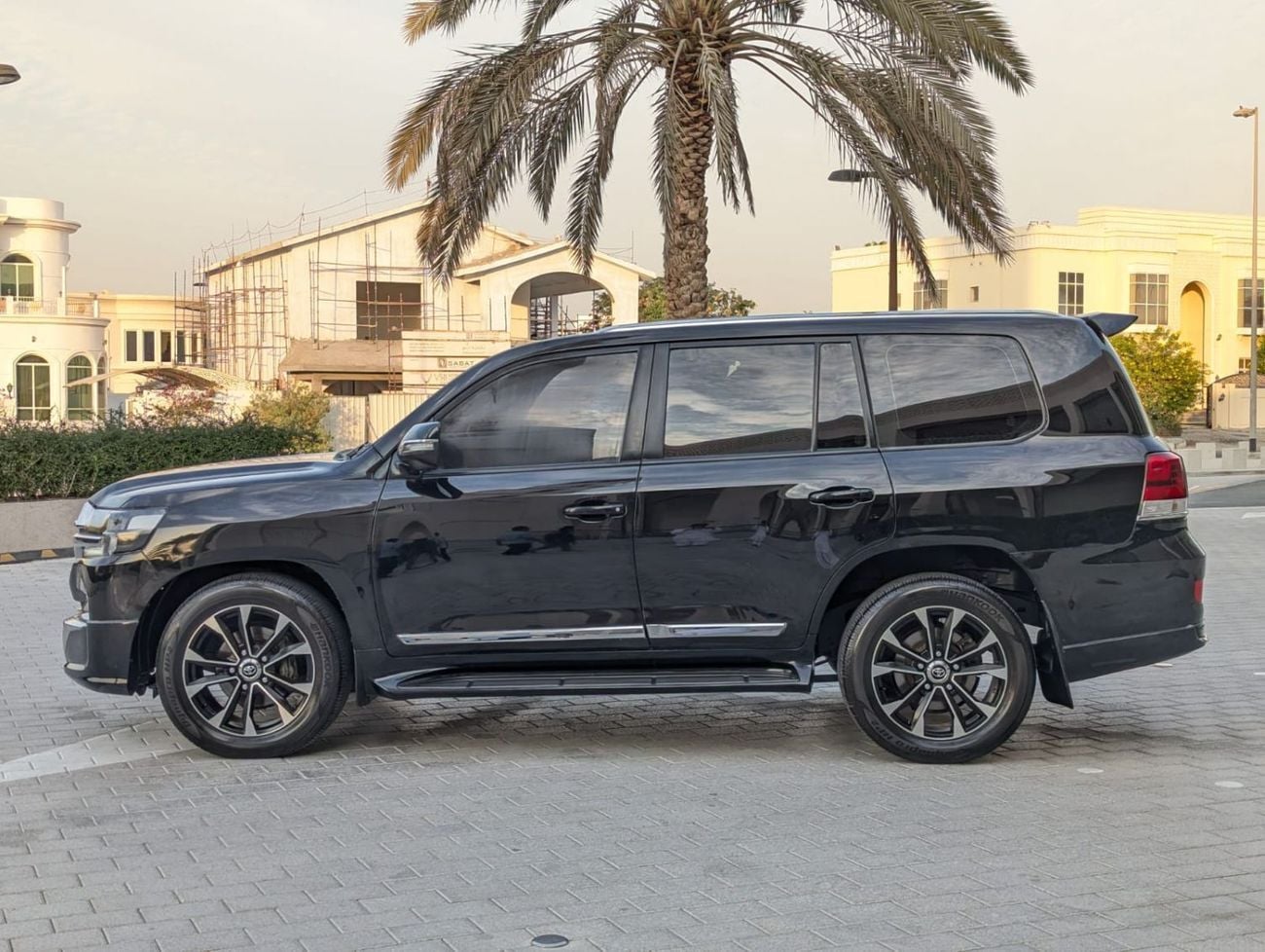 Toyota Land Cruiser GXR2 4.5L GXR-4.5L-1VD-8 Cylinders-LHD-Diesel-4WD-Automatic-8 Seats-5 Doors