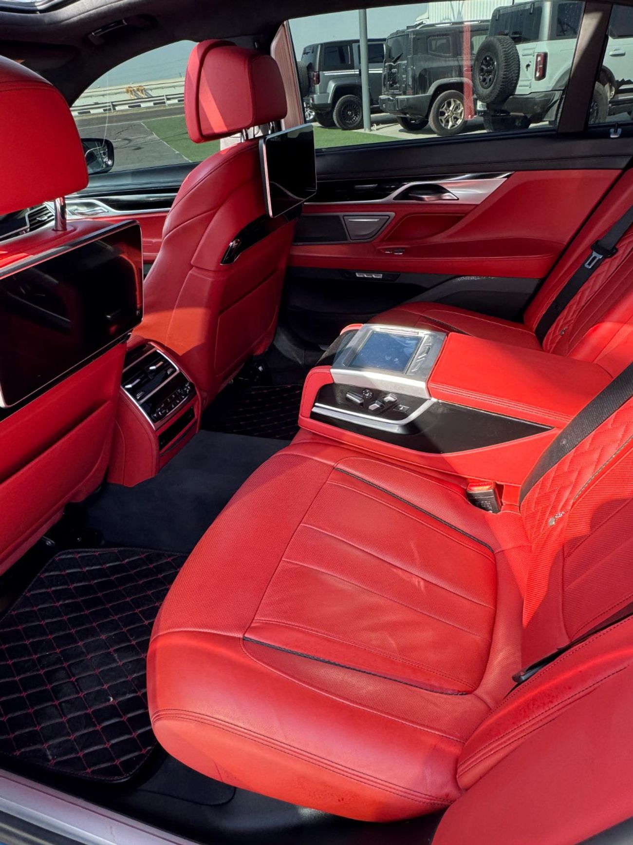 بي أم دبليو 750Li Luxury 4.4L (443 HP)