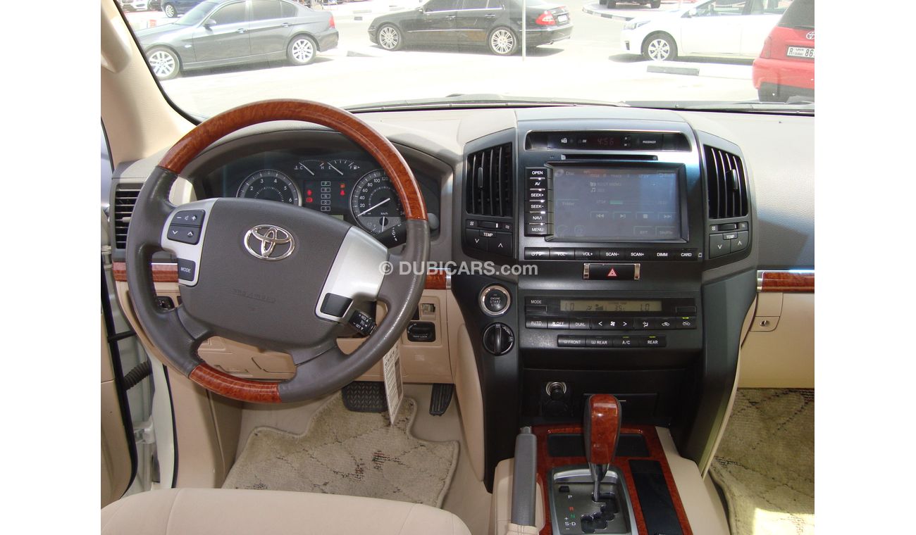 Toyota Land Cruiser GXR V8