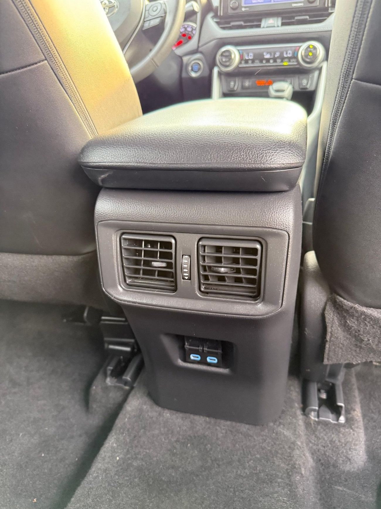 تويوتا راف ٤ XLE premium 2.5 L sunroof, leather seats, push start 2022