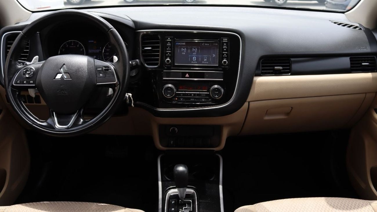 Mitsubishi Outlander GLX Basic ACCIDENTS FREE - ORIGINAL PAINT - GCC - 7 STR - ENGINE 2400 CC - V4
