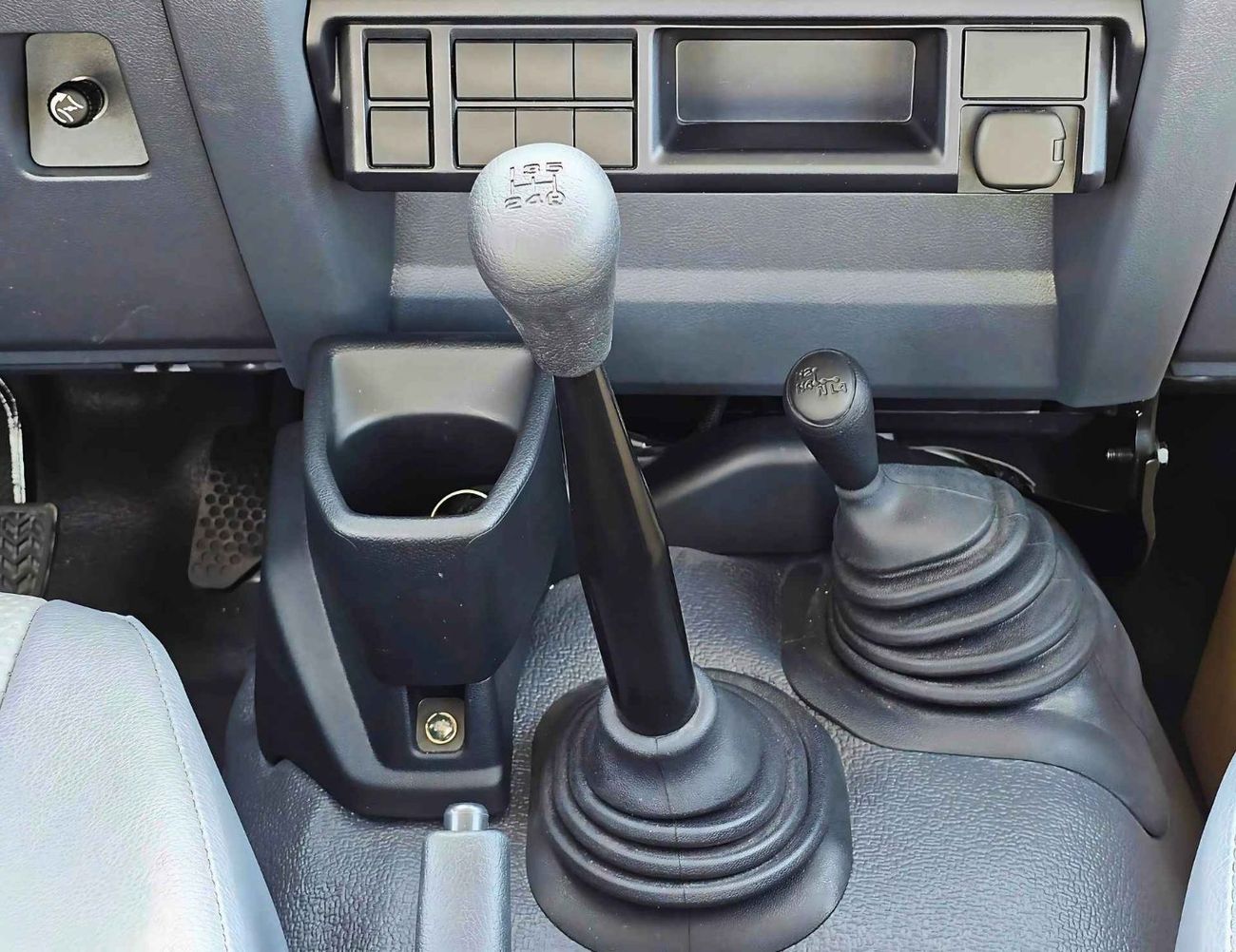 تويوتا لاند كروزر بيك آب LC79 / DOUBLE CABIN / 4.2L V6 DIESEL M/T / LEATHER SEATS / SNORKEL / MID OPTION / 4WD (CODE # 69033)