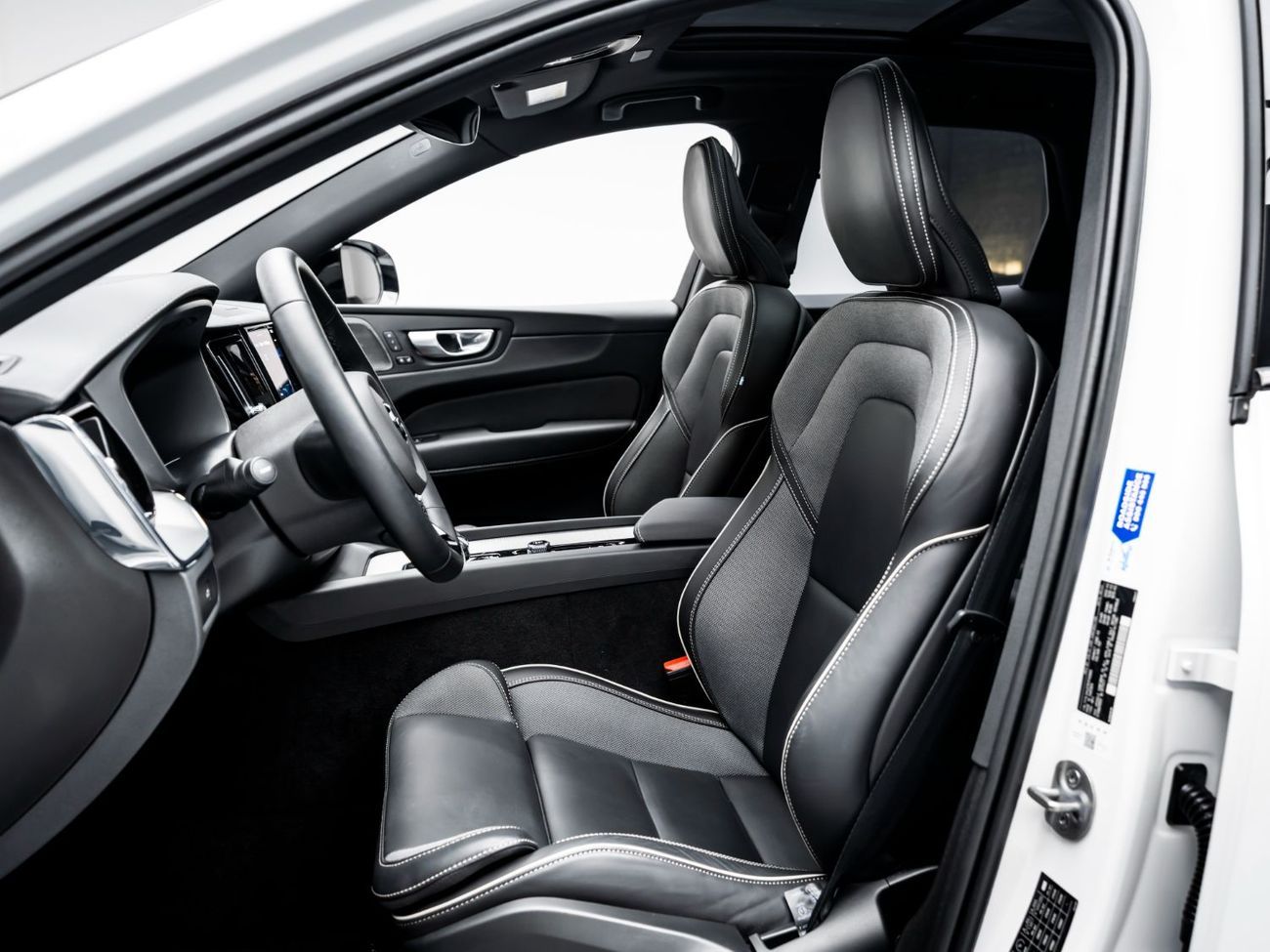 فولفو XC 60 2.0T B5 MHEV R Design (AWD)