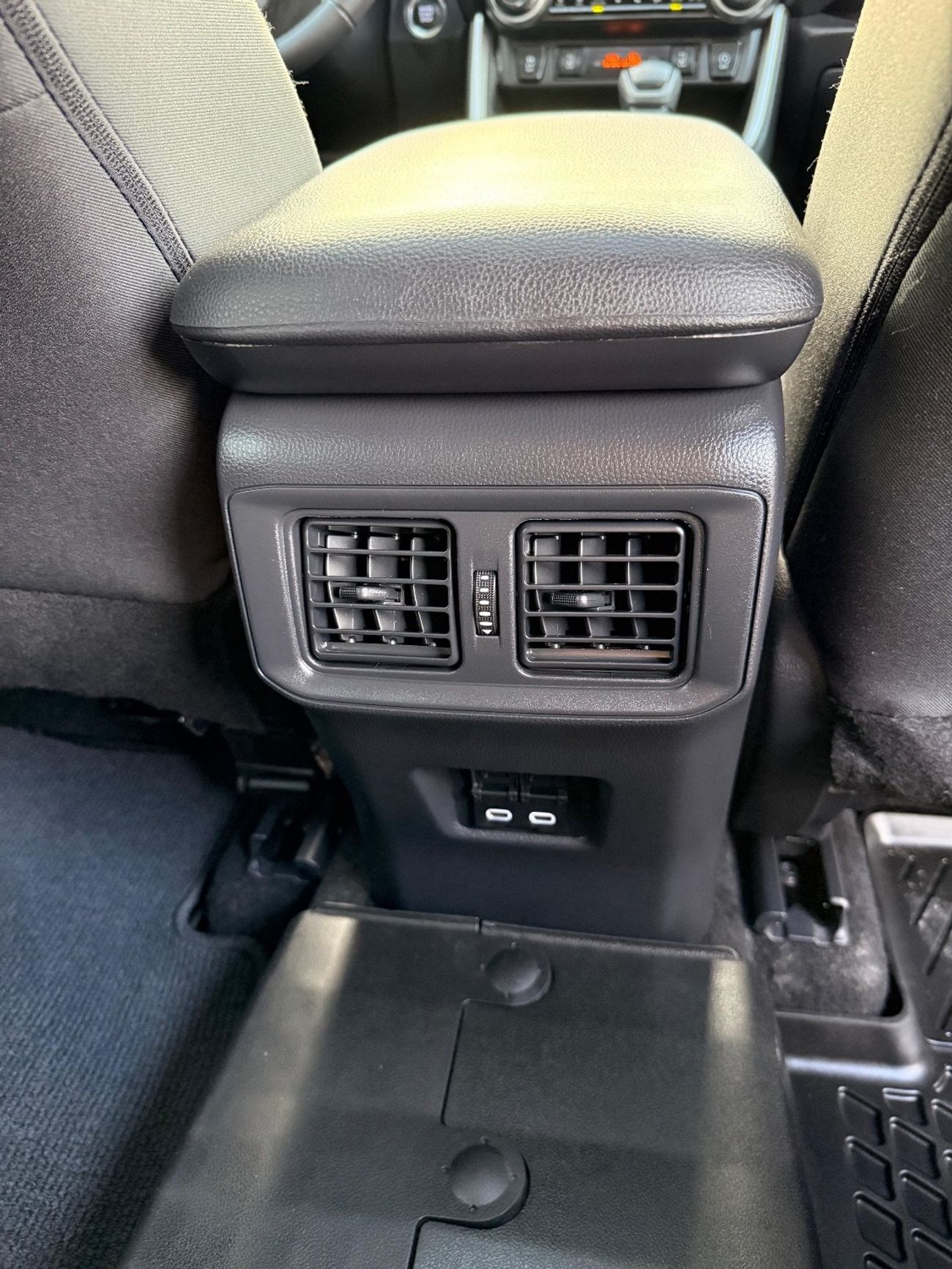 تويوتا راف ٤ XLE AWD 2.5 Sunroof  2024