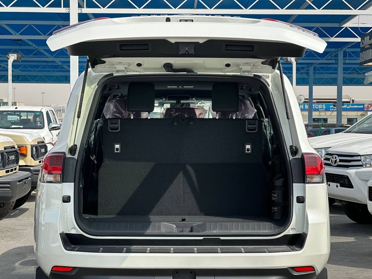 تويوتا لاند كروزر GXR 3.5L PTR A/T // 2026 // STD with Sunroof , Cool Box , Cruise Control // Special Offer // By Form