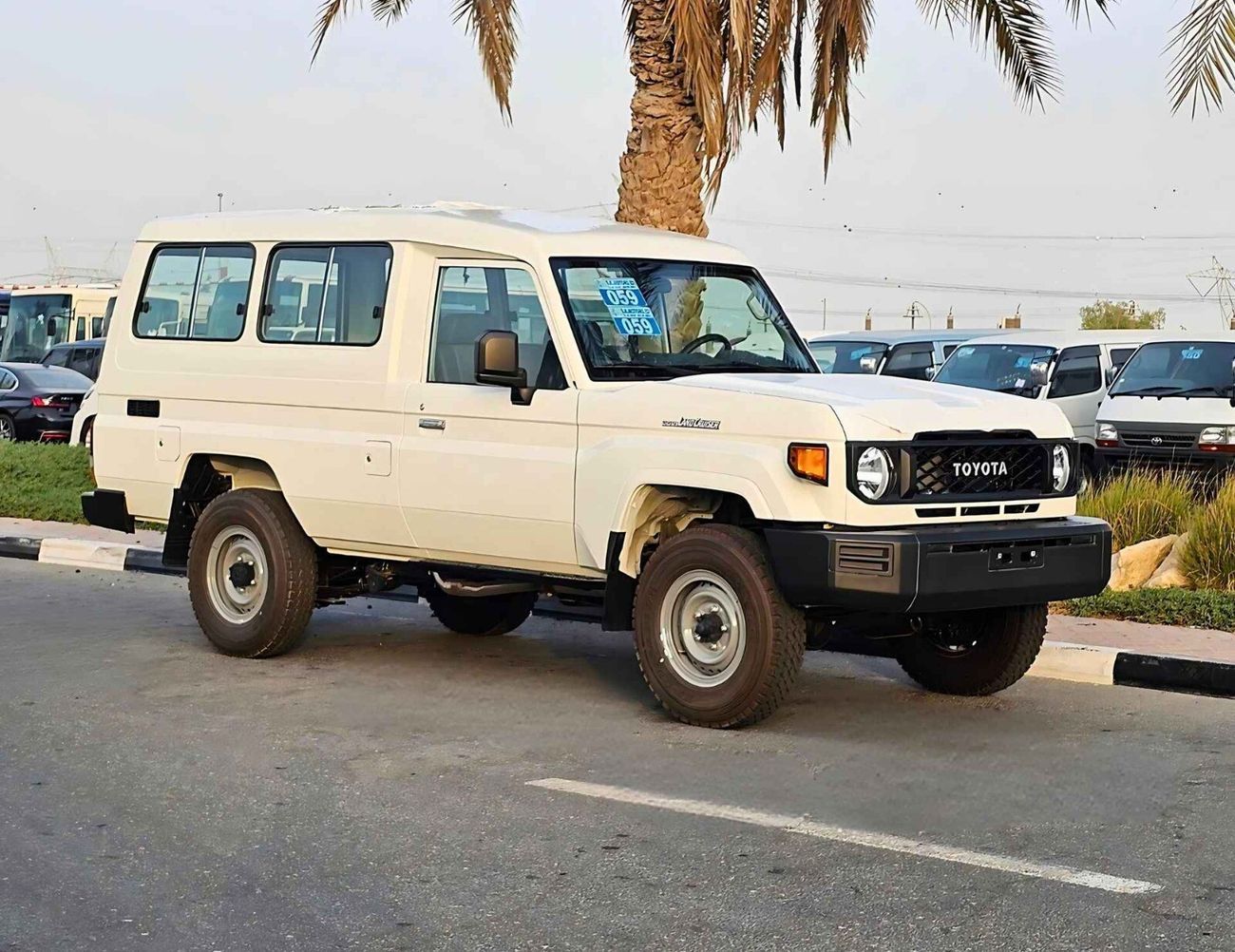 تويوتا لاند كروزر 70 LC78 / V6 / 4.2L DIESEL / M/T / POWER WINDOWS WITH LEATHER (CODE # 68036)