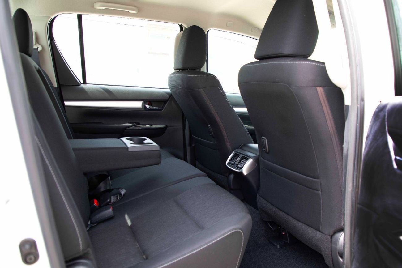 Toyota Hilux 2022 Toyota Hilux 4x4 DC 2.4 HI SR5 - White Pearl inside Black