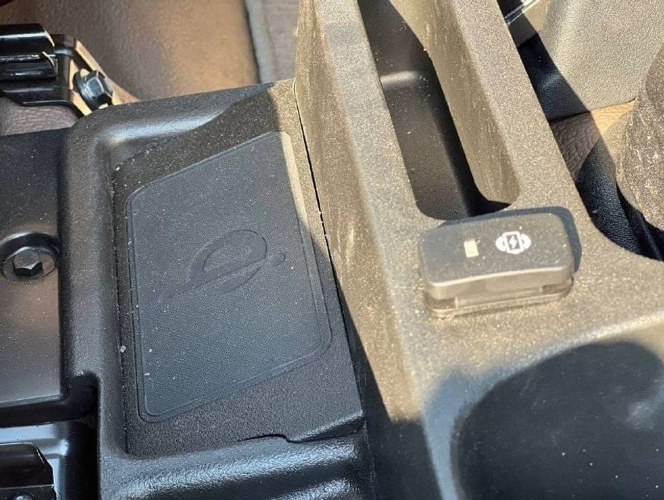 Toyota Land Cruiser Pick Up LC79 S/C 4.5L V8 DSL M/T //2024// STANDER OPTION WITH COOL BOX , AIR COMPRESSOR , WIRELESS CHARGER /