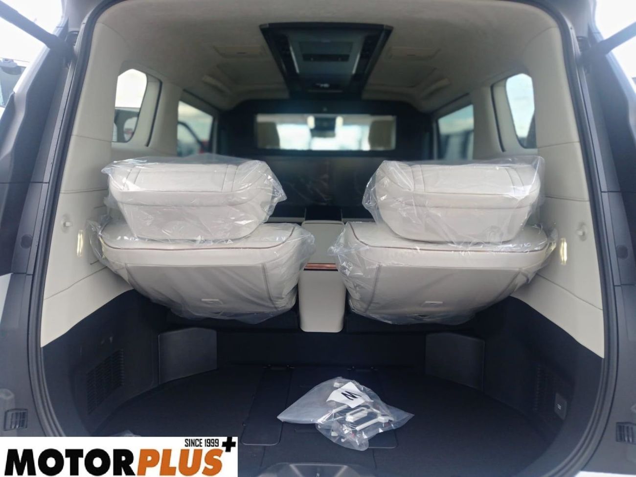 لكزس LM 350h Hybrid 4 Seater 2025 - Ready Stock!