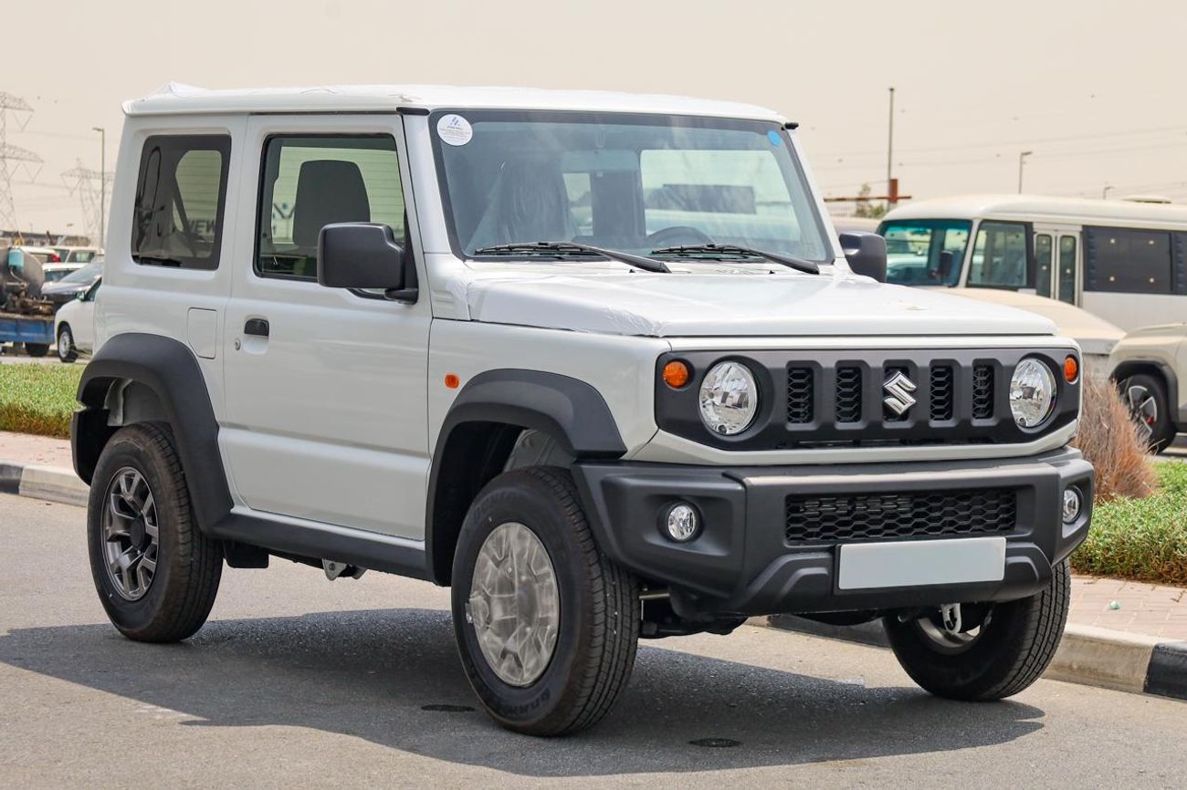 سوزوكي جيمني للبيع في دبي الإمارات: سوزوكي جمني GL بابين 2026 جديدة بالكامل. عداد صفر، قير عادي، بنزين، دفع رباعي