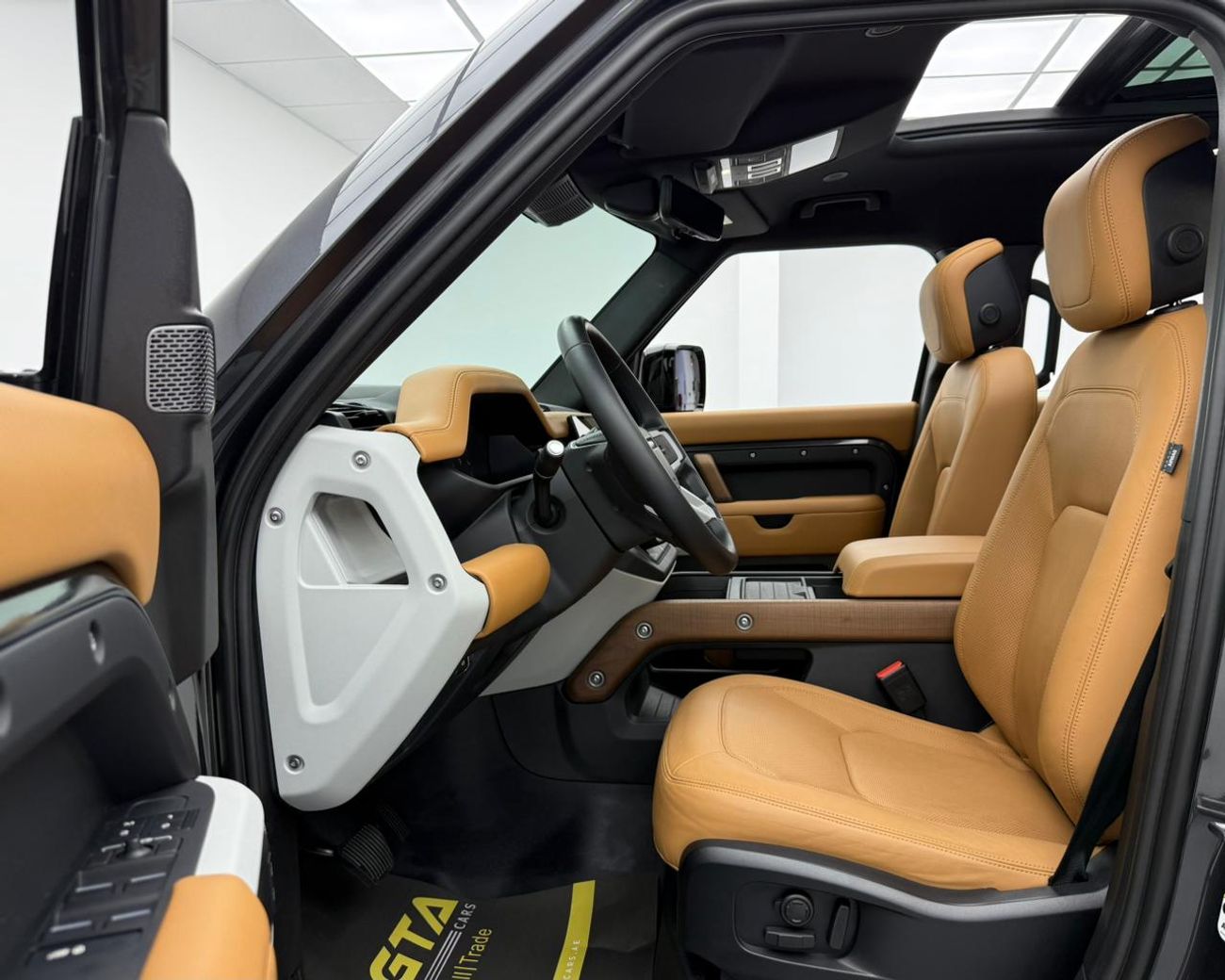 Land Rover Defender P400 110 HSE 3.0L (5 Seater) 2024 Land Rover Defender 110 HSE P400, 2028 LR Warranty, 2029 LR Servic