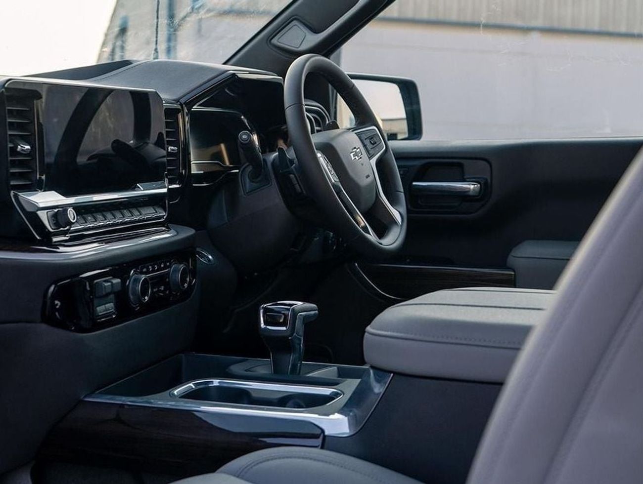 شيفروليه سيلفارادو Z71 Off Road in Right Hand Drive