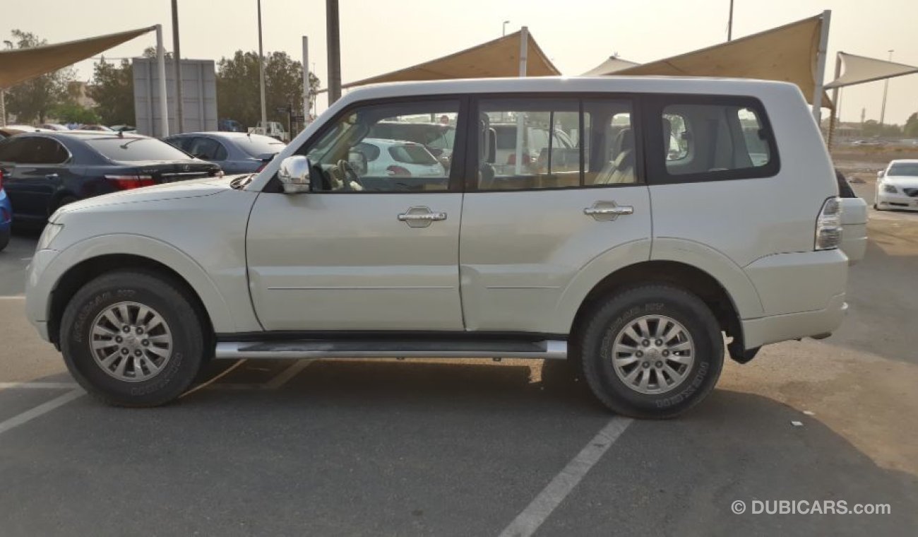 Mitsubishi Pajero السيارة نظيفه جدا بحاله ممتازه بدون حوادث ضمان شاسيه جير ماكينه